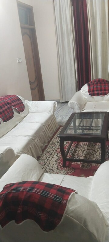 Bedroom in 2 BHK Builder Floor at Vijay Tower Gomti Nagar, Gomti Nagar – for Rent