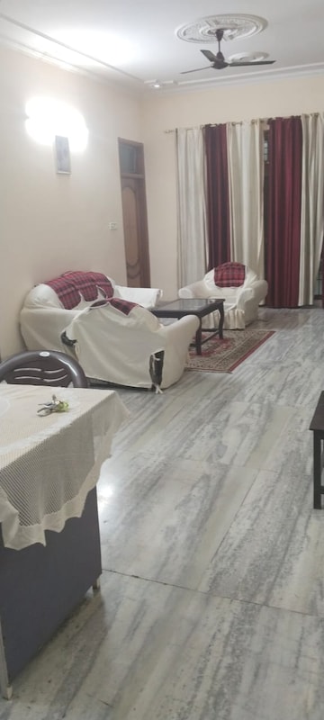 Master Bedroom in 2 BHK Builder Floor at Vijay Tower Gomti Nagar, Gomti Nagar – for Rent