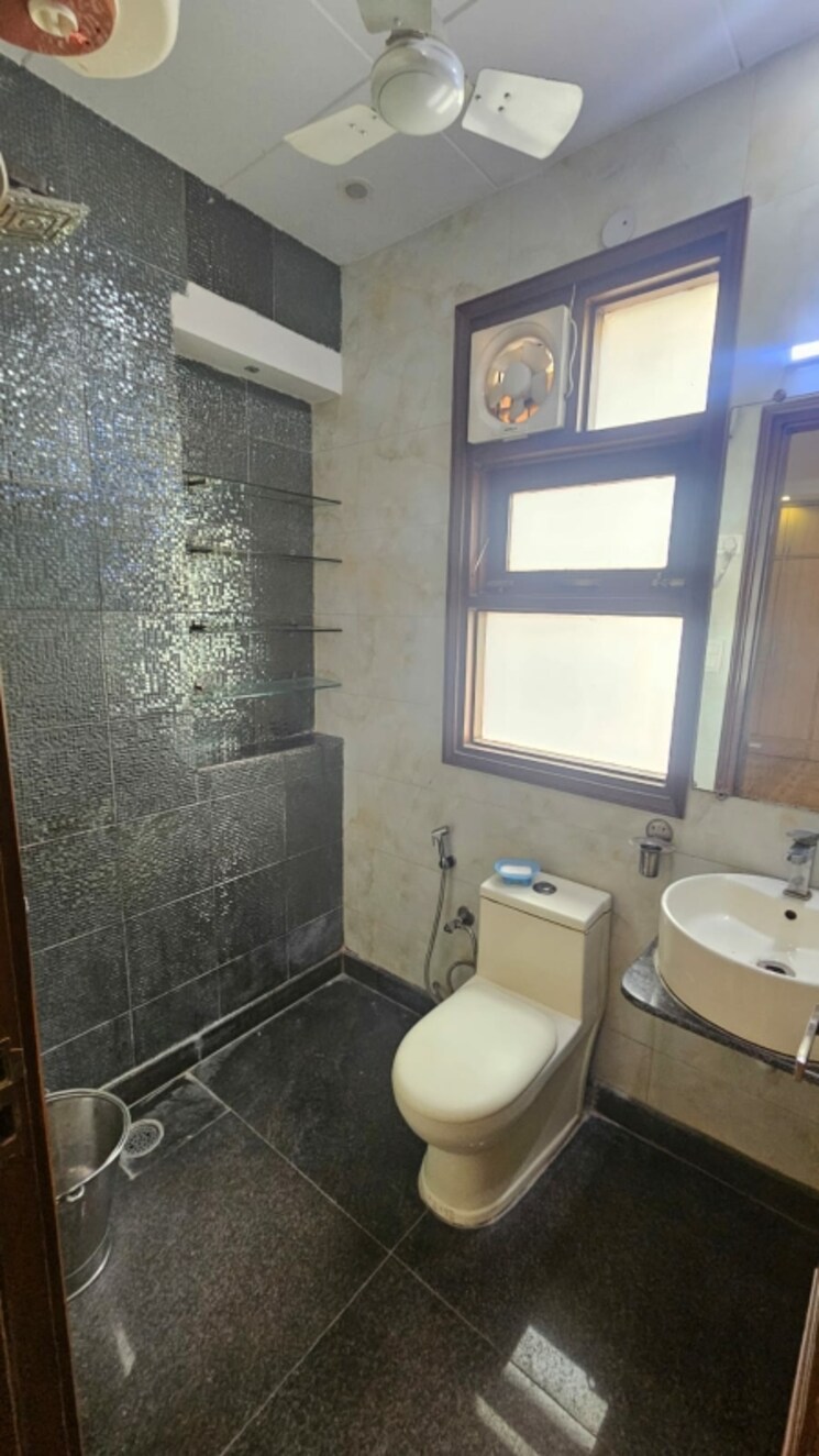 Bathroom, east patel nagar 3 Bedroom 1680 Sq.Ft. Builder Floor In East Patel Nagar Delhi 8804664