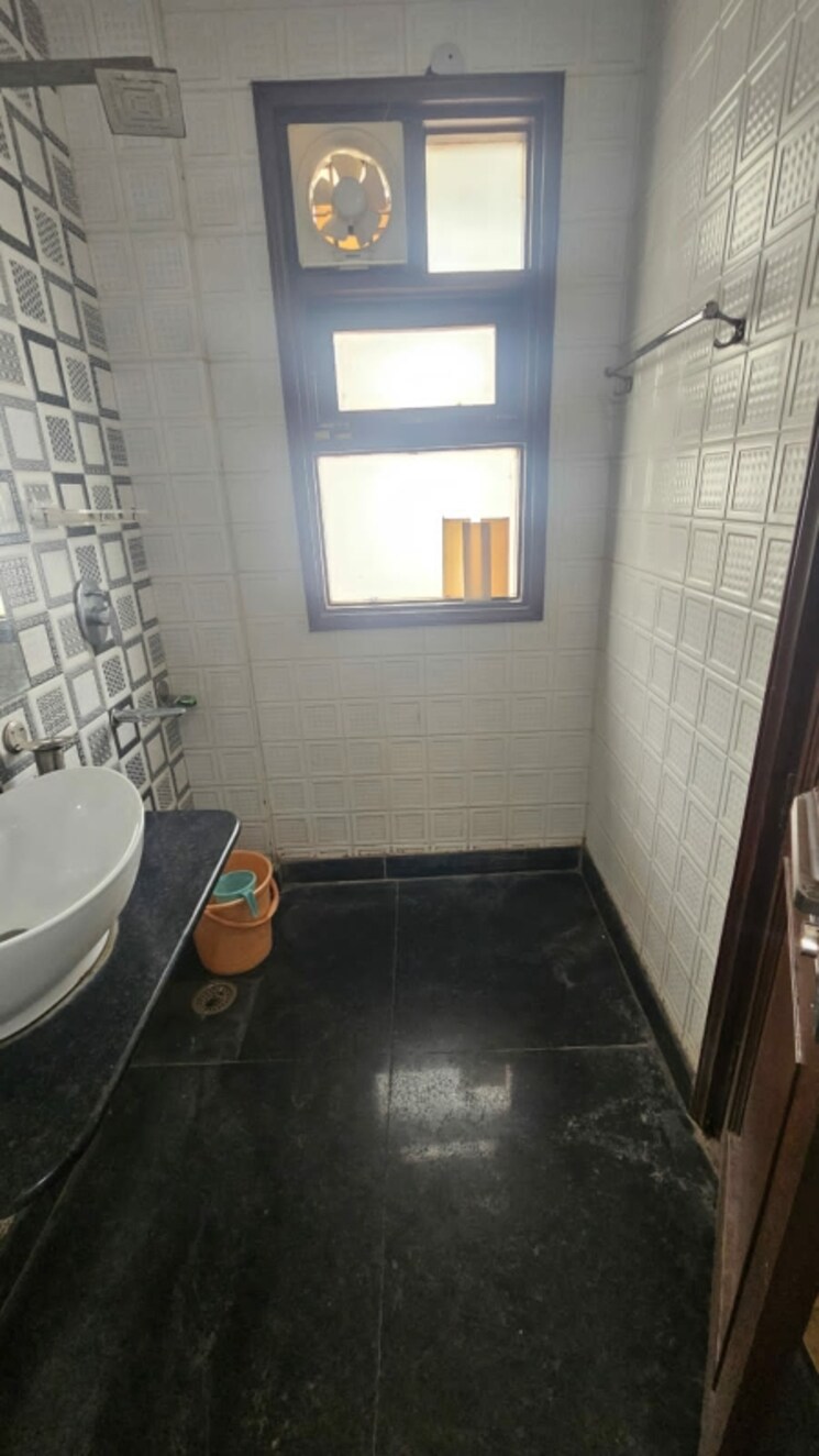Bathroom, east patel nagar 3 Bedroom 1680 Sq.Ft. Builder Floor In East Patel Nagar Delhi 8804664
