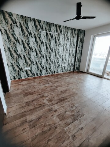 Room in 3 BHK Apartment at Omaxe Royal Residency Faridabad, Sector 79 – for Rent