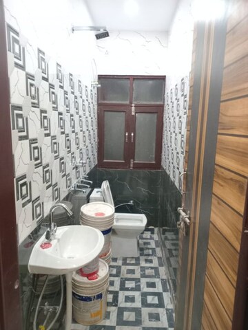 Attached Bathroom in 2.5 BHK Builder Floor at Dwarka Mor – for Rent