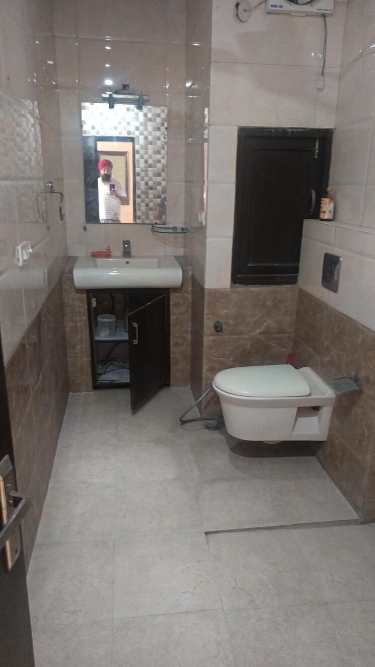 Bathroom, patel nagar 3 Bedroom 1900 Sq.Ft. Builder Floor In Patel Nagar Delhi 8804717