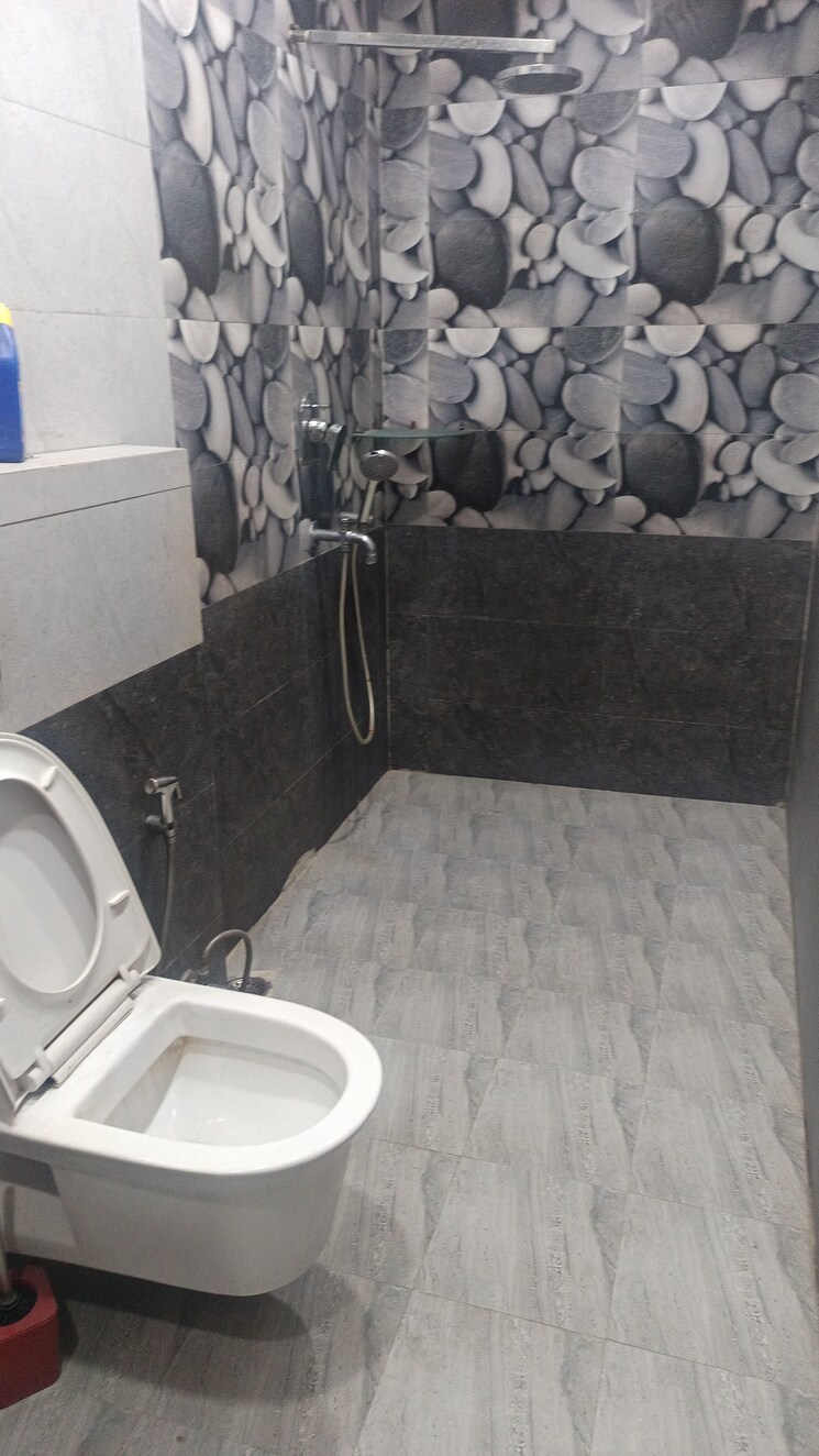 Bathroom, patel nagar 3 Bedroom 1900 Sq.Ft. Builder Floor In Patel Nagar Delhi 8804717
