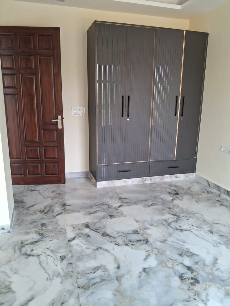 Room, sector 45 3 Bedroom 250 Sq.Yd. Builder Floor In Sector 45 Faridabad 8804777