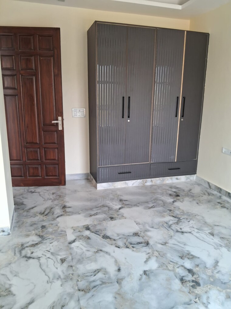 Room, sector 45 3 Bedroom 250 Sq.Yd. Builder Floor In Sector 45 Faridabad 8804777