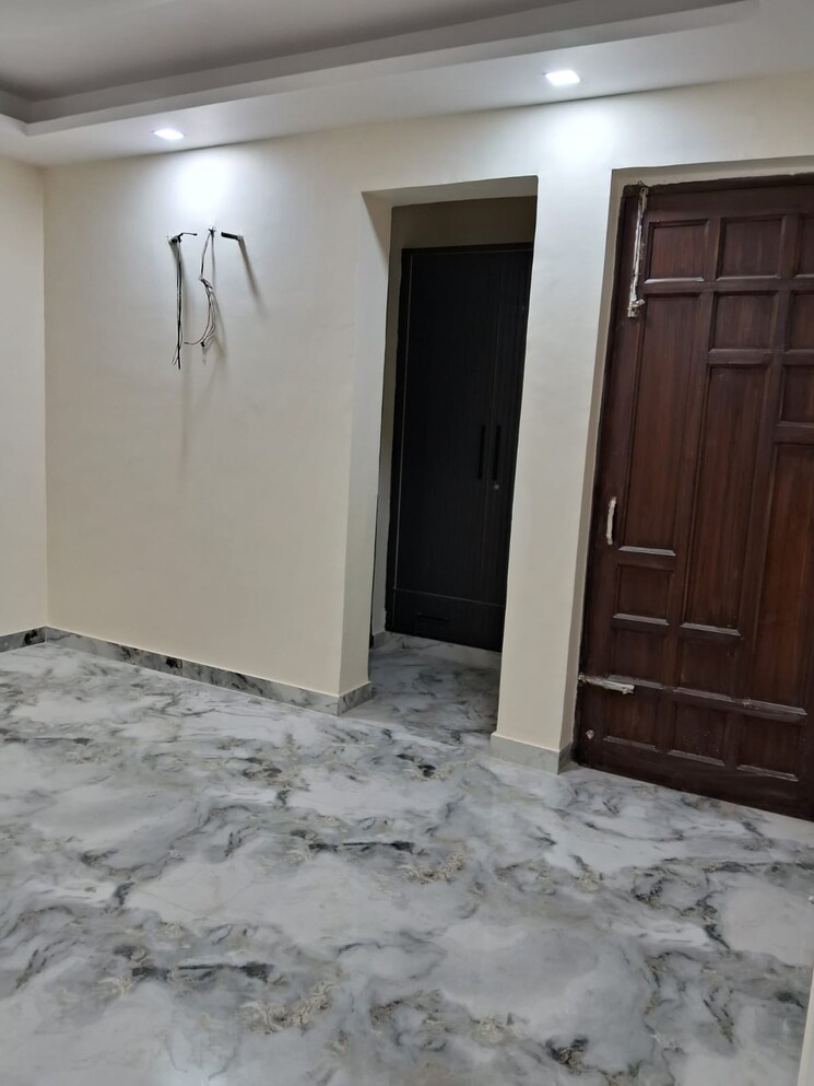 Room, sector 45 3 Bedroom 250 Sq.Yd. Builder Floor In Sector 45 Faridabad 8804777