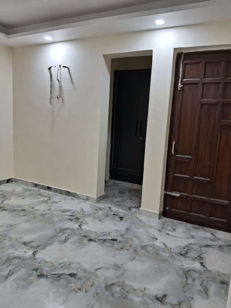 Room, sector 45 3 Bedroom 250 Sq.Yd. Builder Floor In Sector 45 Faridabad 8804777