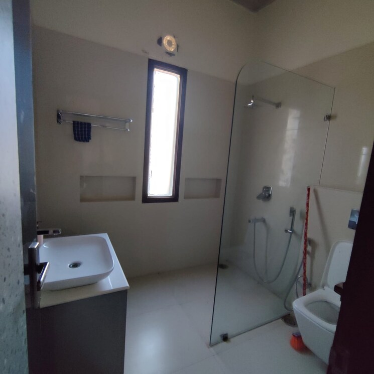 Bathroom, dlf-the-belaire 4 Bedroom 2917 Sq.Ft. Apartment In Sector 54 Gurgaon 8804795