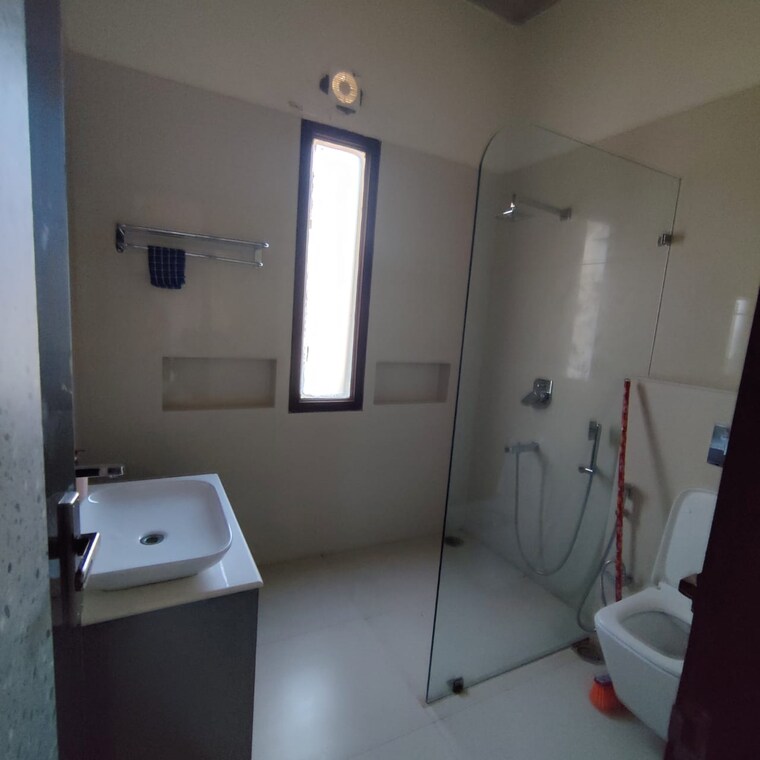 Bathroom, dlf-the-belaire 4 Bedroom 2917 Sq.Ft. Apartment In Sector 54 Gurgaon 8804795