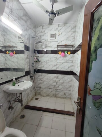Bathroom in 4 BHK Builder Floor at Craft Destination 43, Sector 43 – for Rent