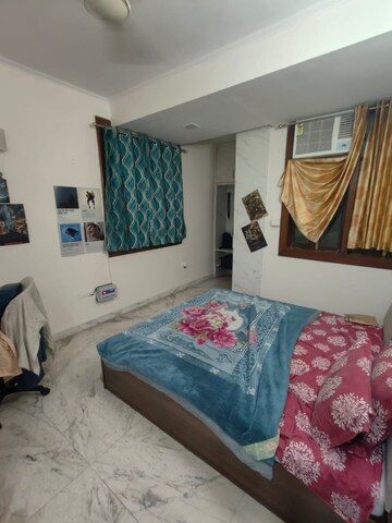 Bedroom in 4 BHK Builder Floor at Craft Destination 43, Sector 43 – for Rent