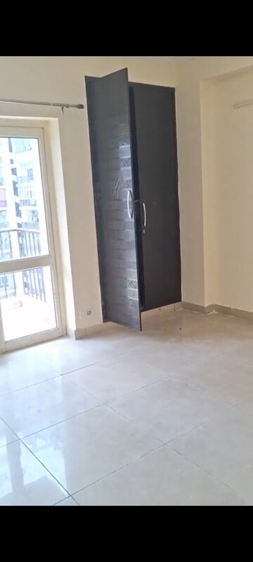 Room in 2 BHK Apartment at Panchsheel Greens, Sector 16 Greater Noida – for Rent