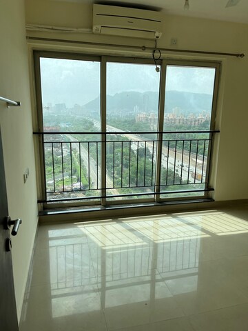 Room in 2 BHK Apartment at Rustomjee Urbania Astraea, Majiwada – for Rent