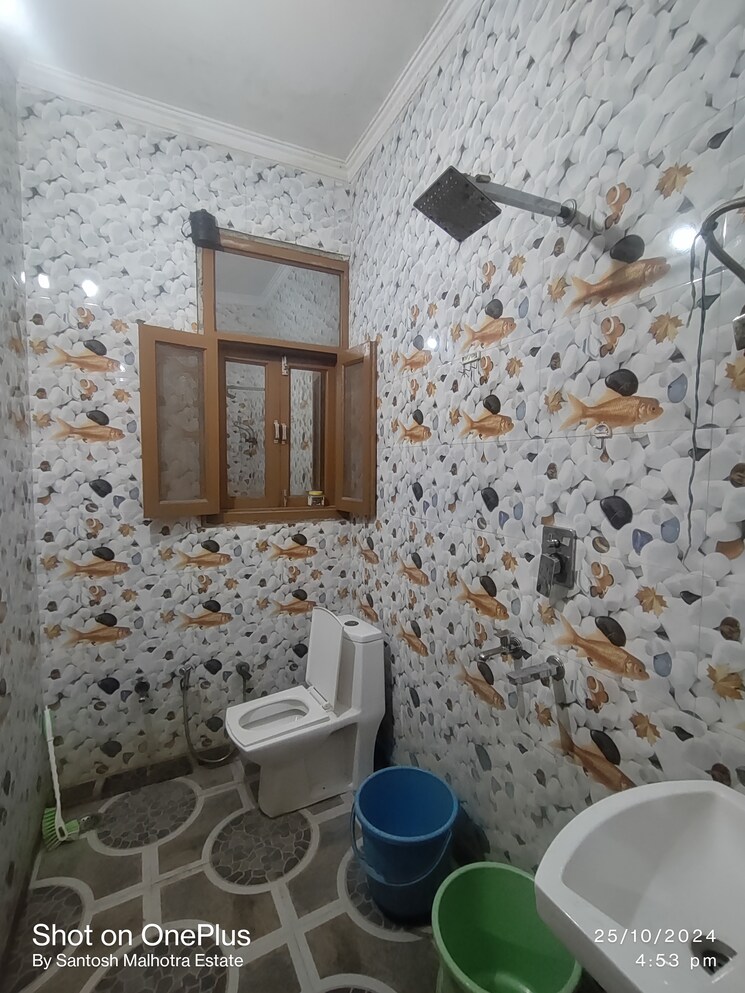 Bathroom, dwarka mor 1 Bedroom 45 Sq.Yd. Builder Floor In Dwarka Mor Delhi 8805246