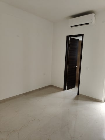 Room in 3 BHK Apartment at Smart World Orchard, Sector 61 – for Sale
