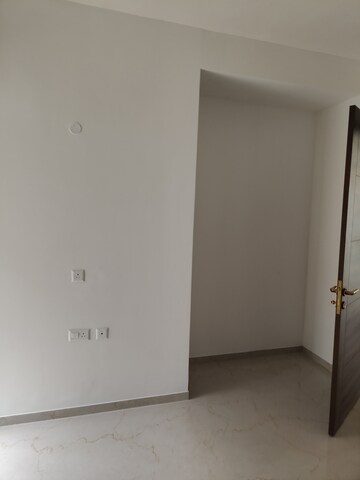 Room in 3 BHK Apartment at Smart World Orchard, Sector 61 – for Sale