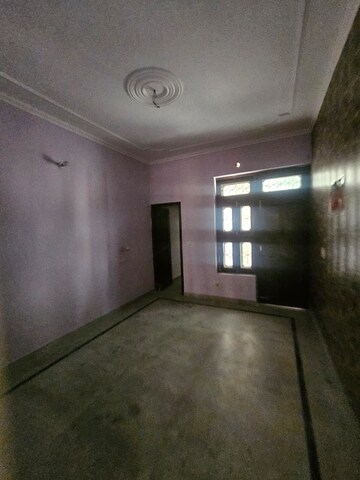 Room in 2 BHK Builder Floor at Sector 9a – for Rent