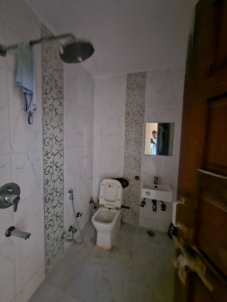 Bathroom, sector 9a 2 Bedroom 148 Sq.Yd. Builder Floor In Sector 9a Gurgaon 8805266