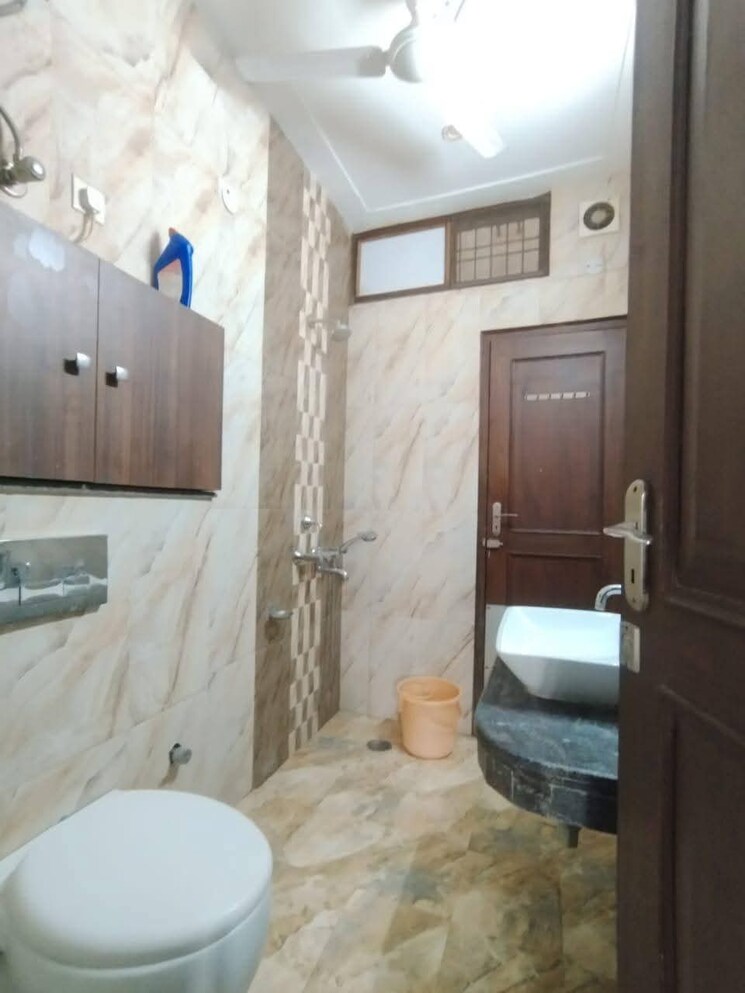 Bathroom, sector 7 2 Bedroom 200 Sq.Yd. Builder Floor In Sector 7 Gurgaon 8805282