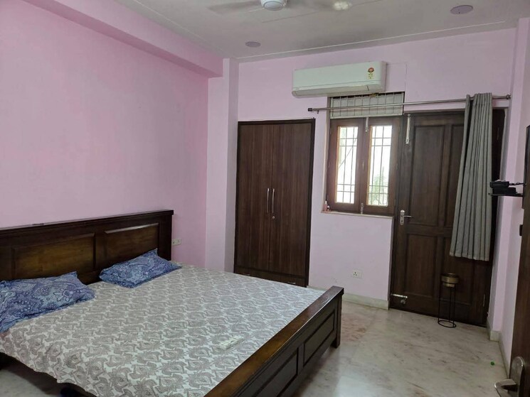 Bedroom, sector 7 2 Bedroom 200 Sq.Yd. Builder Floor In Sector 7 Gurgaon 8805282