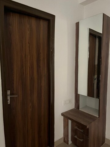 Room in 3 BHK Apartment at Supertech Ecociti, Sector 137 – for Rent