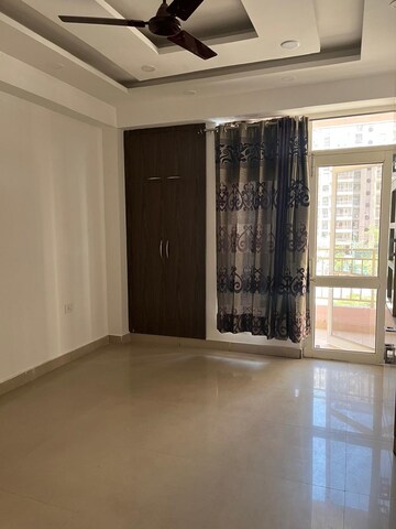 Room in 3 BHK Apartment at Supertech Ecociti, Sector 137 – for Rent