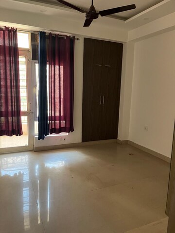 Room in 3 BHK Apartment at Supertech Ecociti, Sector 137 – for Rent