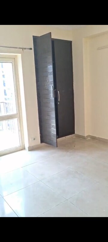 Room in 2 BHK Apartment at Panchsheel Green Mart, Sector 16 Greater Noida – for Rent