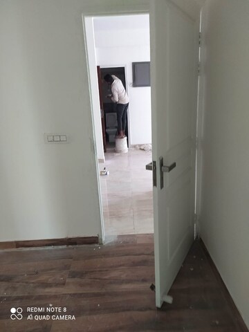 Room in 3 BHK Apartment at Supertech Czar Suites, Omicron I Greater Noida – for Rent