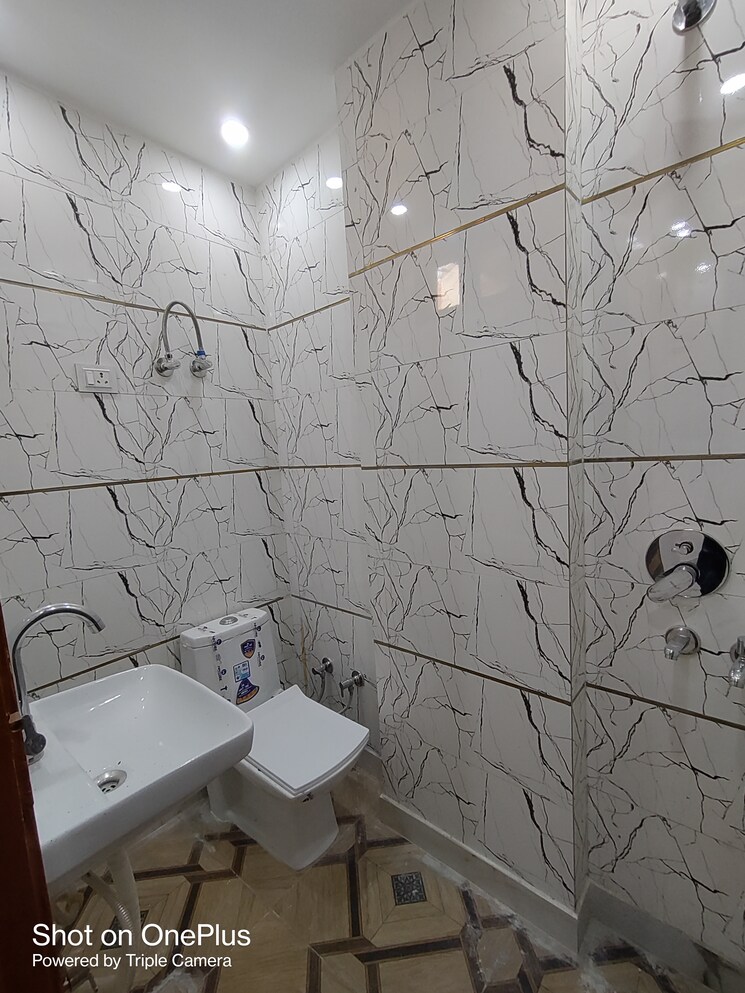 Bathroom, dwarka mor 1 Bedroom 40 Sq.Yd. Builder Floor In Dwarka Mor Delhi 8805379