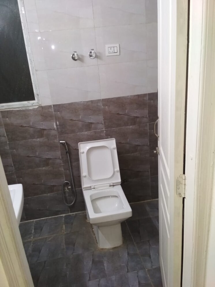 Bathroom, supertech-czar-suites 2 Bedroom 845 Sq.Ft. Apartment In Omicron I Greater Noida Greater Noida 8805425