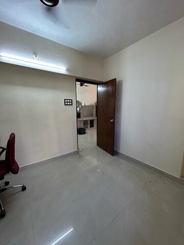 Room in 2.5 BHK Apartment at Oberoi Springs, Andheri West – for Rent