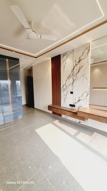 Building Lobby in 3 BHK Builder Floor at BPTP Amstoria Country Floor, Sector 102 – for Sale