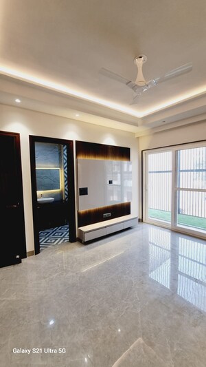 Room in 3 BHK Builder Floor at BPTP Amstoria Country Floor, Sector 102 – for Sale