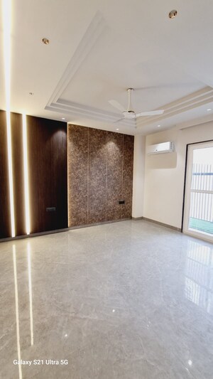 Room in 3 BHK Builder Floor at BPTP Amstoria Country Floor, Sector 102 – for Sale