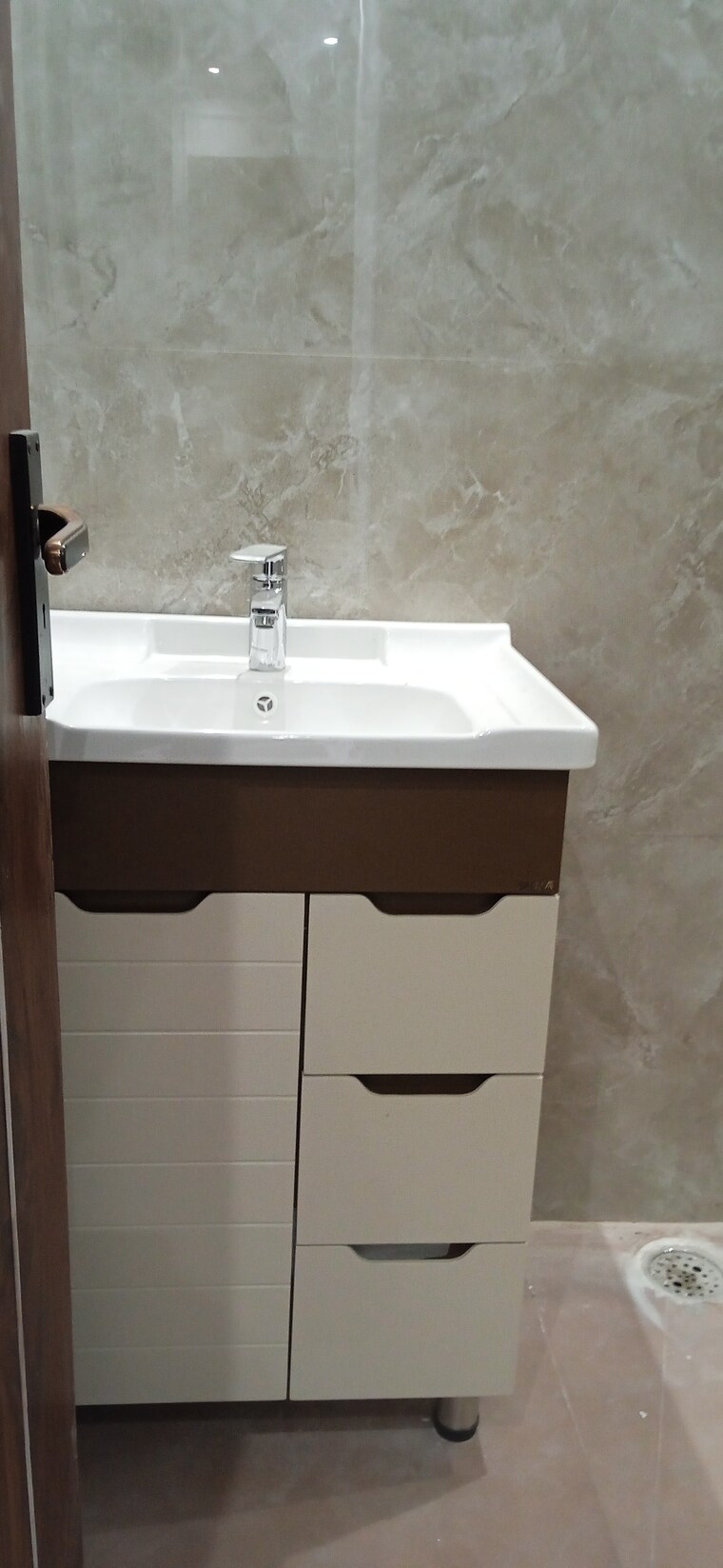 Bathroom, igi airport area 3 Bedroom 1000 Sq.Ft. Builder Floor In Igi Airport Area Delhi 8805548