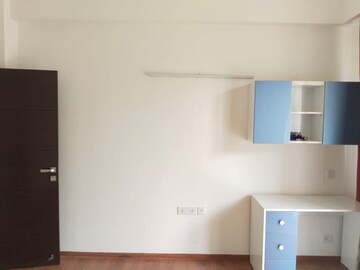 Room in 3 BHK Builder Floor at Sector 4 – for Rent
