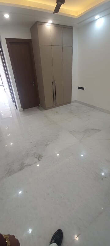 Room in 4 BHK Builder Floor at Sector 57 – for Rent