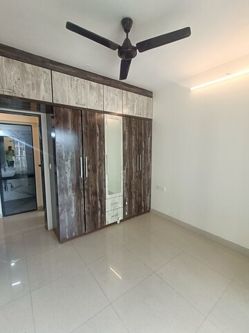 Room in 2 BHK Apartment at Hubtown Hillcrest, Andheri East – for Rent