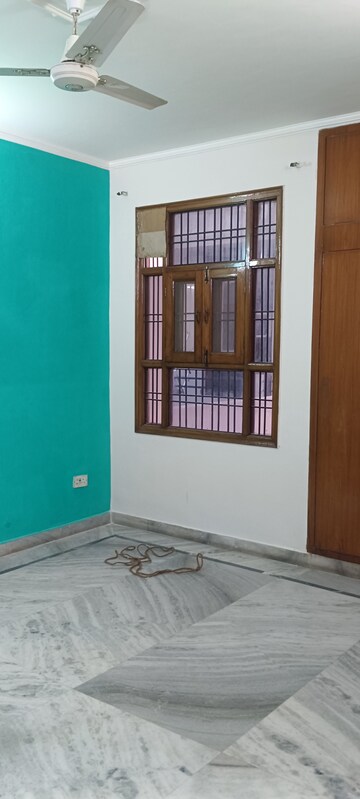 Room in 3 BHK Builder Floor at Sector 14 – for Rent