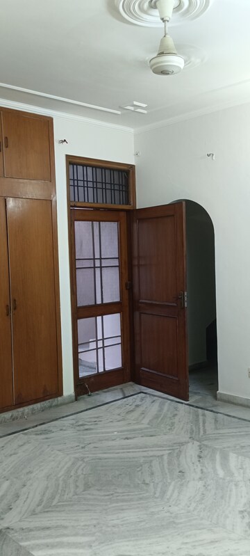 Room in 3 BHK Builder Floor at Sector 14 – for Rent
