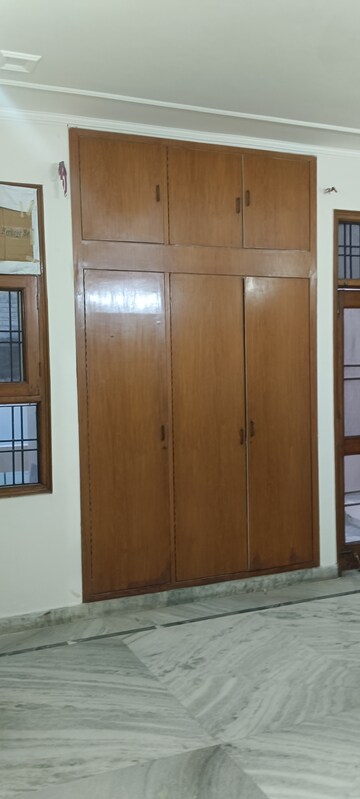 Room in 3 BHK Builder Floor at Sector 14 – for Rent