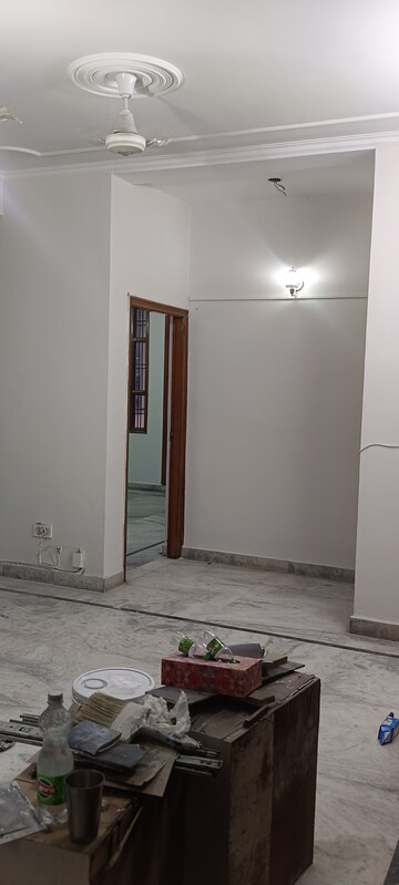 Room in 3 BHK Builder Floor at Sector 14 – for Rent