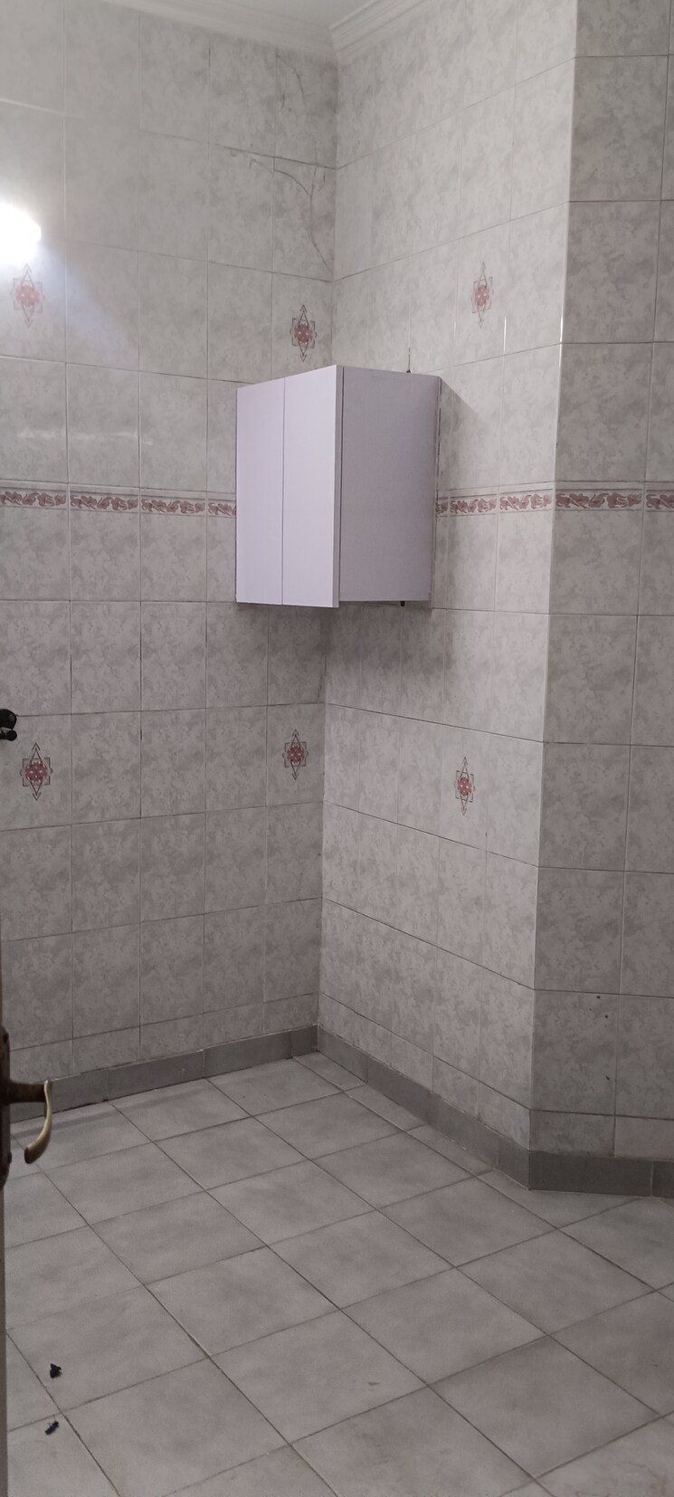 Bathroom, sector 14 3 Bedroom 3150 Sq.Ft. Builder Floor In Sector 14 Faridabad 8805793