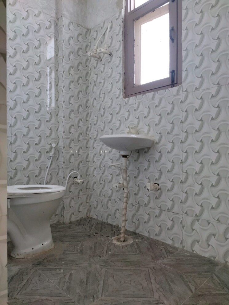 Bathroom, lajpat nagar ii 3 Bedroom 100 Sq.Yd. Builder Floor In Lajpat Nagar ii Delhi 8805780