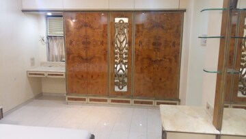 Room in 2 BHK Apartment at Pali Hill – for Rent