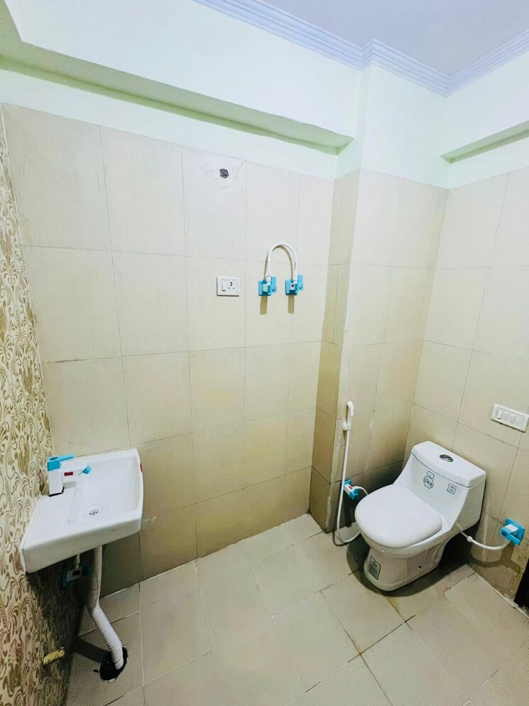 Bathroom, lajpat nagar ii 2 Bedroom 100 Sq.Yd. Builder Floor In Lajpat Nagar ii Delhi 8805886