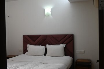 Master Bedroom in Studio Apartment at Central Park II-The Room, Sector 48 – for Rent