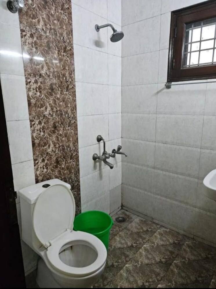 Attached Bathroom, lajpat nagar ii 3 Bedroom 100 Sq.Yd. Builder Floor In Lajpat Nagar ii Delhi 8805917